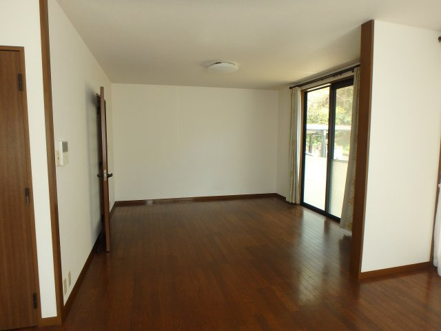 笠岡市大井南　お庭のある中古の居間・リビング