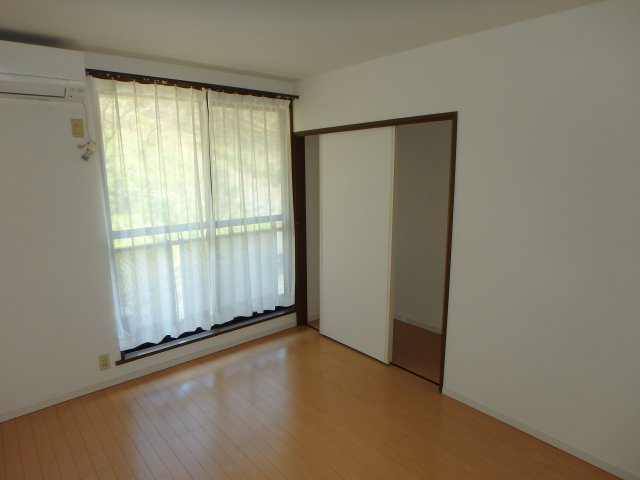 笠岡市大井南　お庭のある中古の洋室