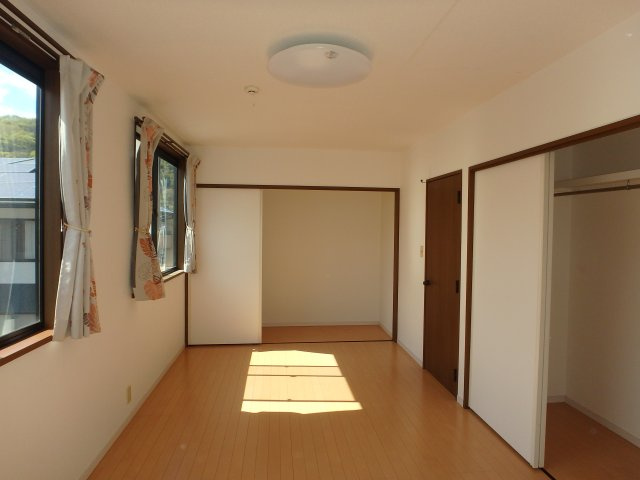 笠岡市大井南　お庭のある中古の寝室