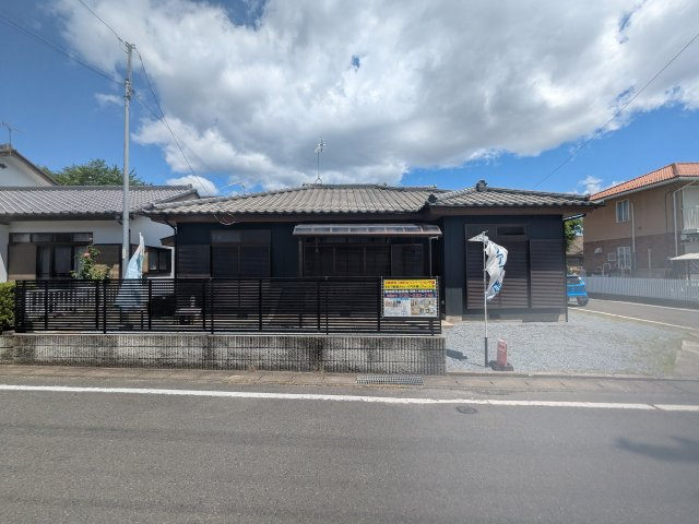 中古戸建　八幡町　平屋　の前面道路含む現地写真|接道段差がなく、敷地への車入れもスムーズです。