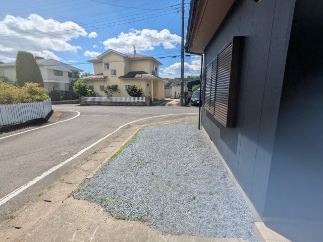 中古戸建　八幡町　平屋　の前面道路含む現地写真