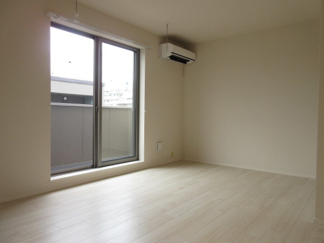 メープルハウスの居間・リビング|★白を基調としした明るい最上階の角部屋です★