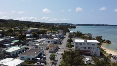 【前面道路含む現地写真】 | 恩納村真栄田（全2区画オーシャンビュー） | 目の前は恩納村の海が広がります♪（ドローン撮影）