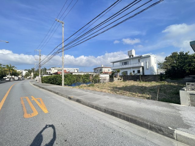 恩納村真栄田（全2区画オーシャンビュー）の前面道路含む現地写真|※前面公道約17m♪