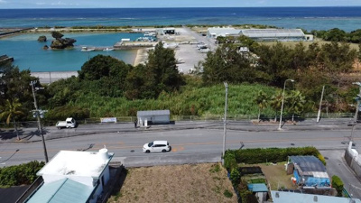 【前面道路含む現地写真】 | 恩納村真栄田（全2区画オーシャンビュー） | 目の前は恩納村の海が広がります♪（ドローン撮影）