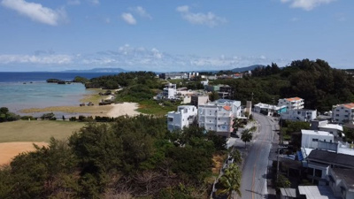 【前面道路含む現地写真】 | 恩納村真栄田（全2区画オーシャンビュー） | 目の前は恩納村の海が広がります♪（ドローン撮影）