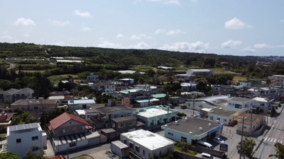 【周辺】 | 恩納村真栄田（全2区画オーシャンビュー） | 周辺はリゾート感溢れる雰囲気♪（ドローン撮影）