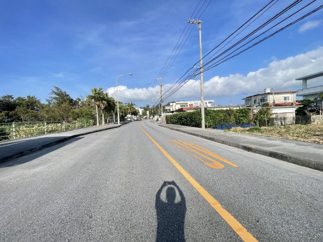 恩納村真栄田（全2区画オーシャンビュー）の前面道路含む現地写真|※前面公道約17m♪