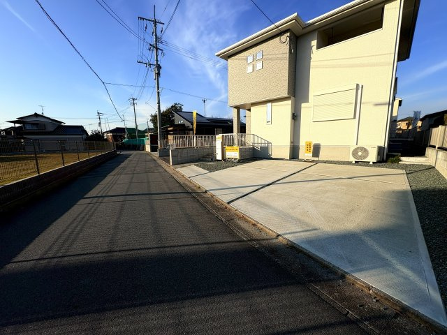 サンコート八女郡広川新代の前面道路含む現地写真