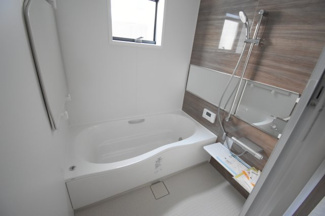 【浴室】 | 安佐南区高取北1（高取駅）全２区画　A棟 | ゆったりした浴槽は、足を伸ばしてゆったり湯船につかることができます。
浴室暖房換気乾燥機付きで雨や夜のお洗濯にも大活躍♪
