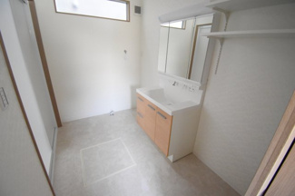 【独立洗面台】 | 安佐南区高取北1（高取駅）全２区画　A棟 | 三面鏡付きの洗面台は、メイクもドライヤーも余裕のスペースです☆