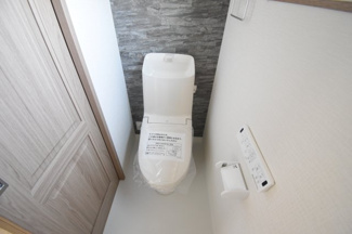【トイレ】 | 安佐南区高取北1（高取駅）全２区画　A棟 | シンプルなデザインはお掃除やしやすく衛生的。温水洗浄便座付き　トイレ×２
