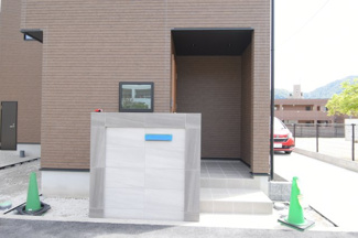 【玄関】 | 安佐南区高取北1（高取駅）全２区画　A棟 | ＴＶモニター付きインターホンで防犯対策も安心です。