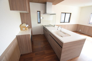 【キッチン】 | 安佐南区高取北1（高取駅）全２区画　A棟 | 安心安全オール電化☆火を使わないIHで安心調理♪凹凸がないのでお掃除らくらく♪
