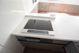 【キッチン】 | 安佐南区高取北1（高取駅）全２区画　A棟 | 火を使わないIHで安心調理♪凹凸がないのでお掃除らくらく♪