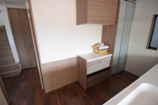 【キッチン】 | 安佐南区高取北1（高取駅）全２区画　A棟 | 備え付けのカップボード付きでインテリアに統一感あり♪スッキリ収納出来ます♪