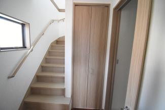 【居間・リビング】 | 安佐南区高取北1（高取駅）全２区画　A棟 | リビング階段で、家族の出入りがわかり安心です♪