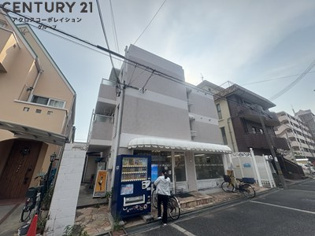 オートロックで外部の人間が簡単に出入りできないため安心です。