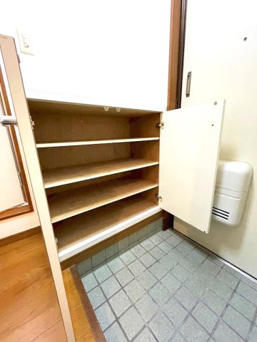 西宮サンハイツの収納|玄関には収納がございます