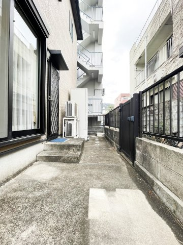 中央通二丁目一戸建の駐車場