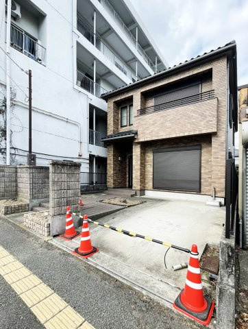 中央通二丁目一戸建の駐車場