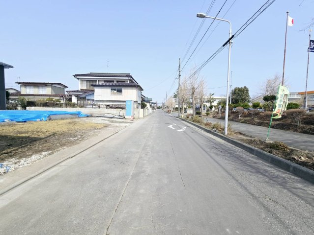 八戸市多賀台3丁目　A棟　新築建売の前面道路含む現地写真