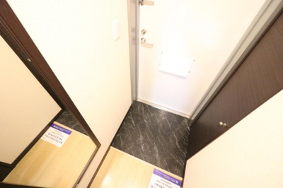 【玄関】 | レオネクストイン園部 | 女性には嬉しい大型シューズボックス・外出前に姿見でチェック