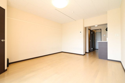 【居間・リビング】 | レオネクストイン園部 | 他一部、号室では家具家電付きのお部屋もご用意しております。