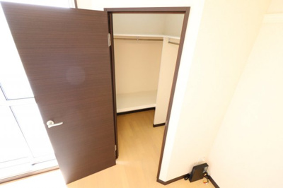 【内装】 | レオネクストイン園部 | ウォークインクローゼットにより女性の方でも収納が安心！