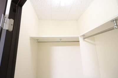 【内装】 | レオネクストイン園部 | ハンガーパイプ付きでスッキリ収納