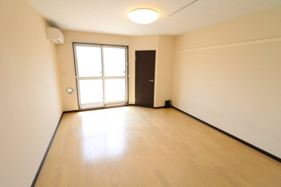 【居間・リビング】 | レオネクストイン園部 | （※一部の号室で家具家電なし）１Ｆフローリング仕様・２Ｆ絨毯仕様