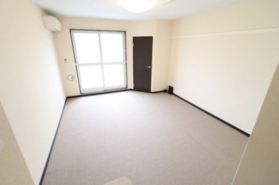 【居間・リビング】 | レオネクストイン園部 | （※一部の号室で家具家電なし）１Ｆフローリング仕様・２Ｆ絨毯仕様