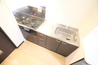 【キッチン】 | レオネクストイン園部 | ワイドキッチン3口コンロ（ガス専用）お掃除が楽チン