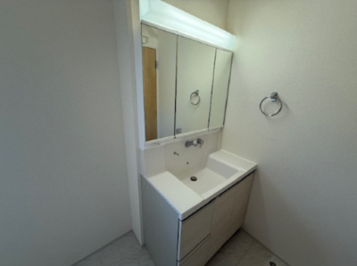 【独立洗面台】 | 紫波町高水寺 | 三面鏡付き洗面化粧台は、洗面周りの小物を収納でき生活感が出にくいです