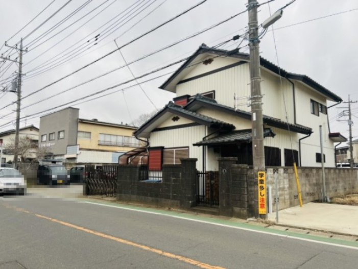 中古戸建の前面道路含む現地写真