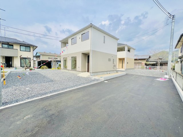 桐生市菱町の前面道路含む現地写真|敷地内で駐車も楽々♪