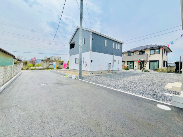 桐生市菱町の前面道路含む現地写真|間口も広く、駐車が苦手な方にもおススメ♪