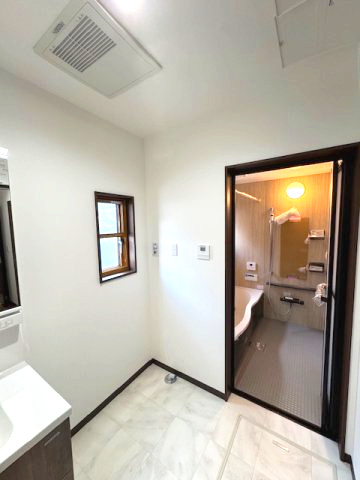 【脱衣所】 | ライフフィールド大野台1丁目Ⅲ　1号地 | ドラム式洗濯機も設置可能な広々とした洗面室！窓があるので湿気がこもらず、いつでも心地よい空間に。