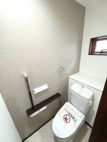 【トイレ】 | ライフフィールド大野台1丁目Ⅲ　1号地 | 冬の寒い時期でも快適な温水洗浄便座付のトイレ！手すりを設け、老後のことにも配慮した設計です。