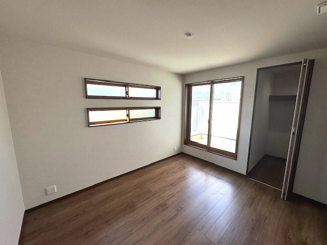 【寝室】 | ライフフィールド大野台1丁目Ⅲ　1号地 | 二面採光を確保した、7帖の主寝室！バルコニーへ繋がるお部屋ですので、より明るく開放的な空間です。