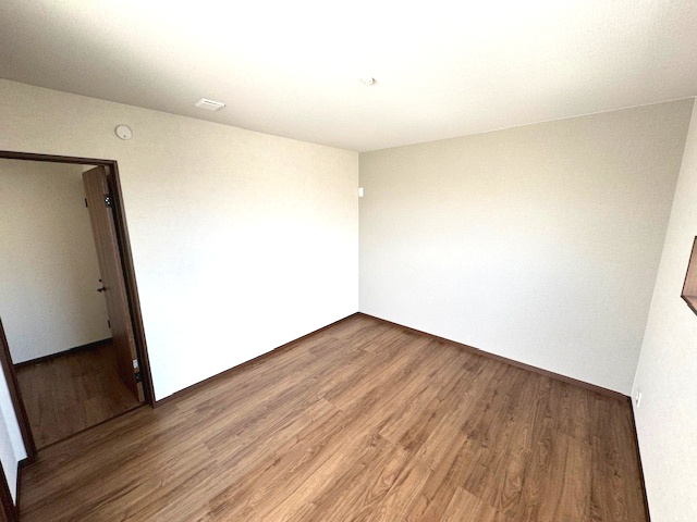 【寝室】 | ライフフィールド大野台1丁目Ⅲ　1号地 | 7帖の主寝室！大型ベッドを配置しても十分な広さ。シンプルな内装なのでお好きなインテリアをお楽しみいただけます。