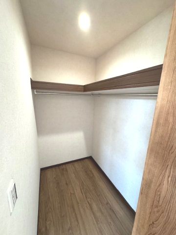 【収納】 | ライフフィールド大野台1丁目Ⅲ　1号地 | 7帖の主寝室には、豊富な衣類の収納が可能なWIC付き！バルコニーから洗濯物をそのまま収納すれば洗濯動線もバッチリ。