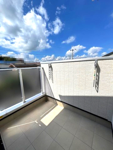 【バルコニー】 | ライフフィールド大野台1丁目Ⅲ　1号地 | 南西向きバルコニーは陽当りも良く気分も爽快！椅子を置いて、ゆったりお家時間も楽しめそうです。