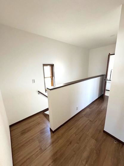 【内装】 | ライフフィールド大野台1丁目Ⅲ　1号地 | 階段の手すりなどバリアフリー設計で、高齢者になっても住みやすい住まい！窓を設け採光にも配慮しています。