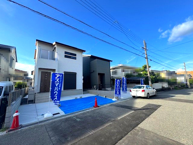 【外観】 | ライフフィールド大野台1丁目Ⅲ　1号地 | 東南側道路に面し、陽光溢れる心地よい暮らしが叶います。カースペース2台分有り(車種による)！前面道路は広々しているため車の出し入れも楽々。