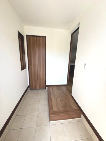 【玄関】 | ライフフィールド大野台1丁目Ⅲ　1号地 | 奥行きもある広々とした玄関スペース！※掲載中の写真は広角レンズで撮影のため、実際の見え方とは異なります。