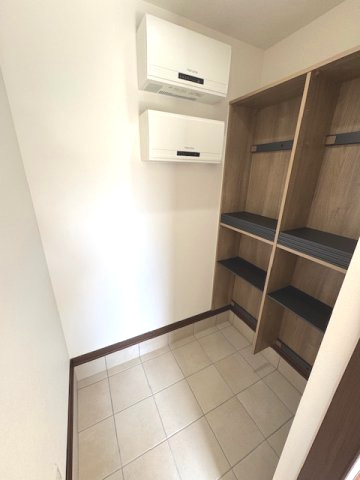 【玄関】 | ライフフィールド大野台1丁目Ⅲ　1号地 | 靴はもちろん、多彩なものを収納できる便利なSCL！下が土間なので雨具やアウトドアグッズも気兼ねなく収納できます。