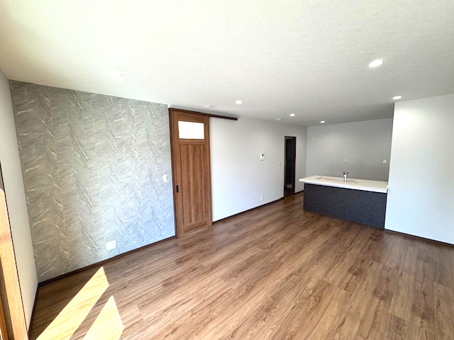 【居間・リビング】 | ライフフィールド大野台1丁目Ⅲ　1号地 | 16帖のLDK！2階へは必ずリビングを通るため、自然と家族との会話も増え、絆も育まれます。