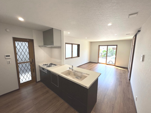 【居間・リビング】 | ライフフィールド大野台1丁目Ⅲ　1号地 | 窓から光が降りそそぐ開放的なリビング！お子様の遊ぶ姿を見守りながらお料理ができます。