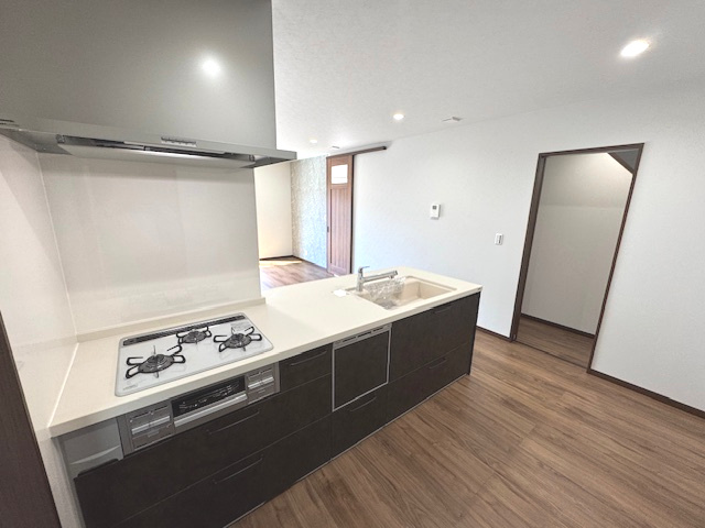 【キッチン】 | ライフフィールド大野台1丁目Ⅲ　1号地 | 広々として調理しやすいセミフラットキッチン採用！食洗機や3口コンロなど家事効率がアップする設備が充実。